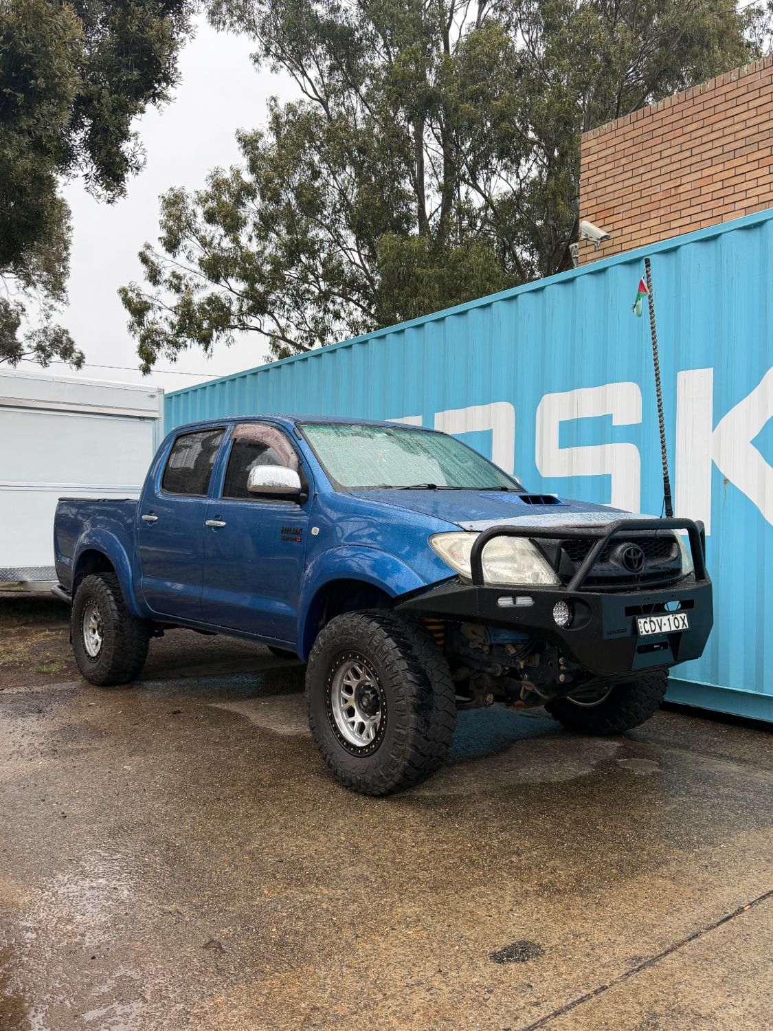 Toyota HiLux (N70) on SpeedWorks SW21 17x9.0 ±0 Machined Silver & Black Ring 4x4 wheels