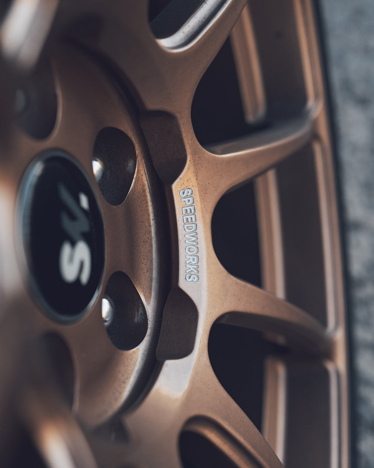 SWF01 forged wheels on a Subaru Impreza WRX, spoke and centre cap detail