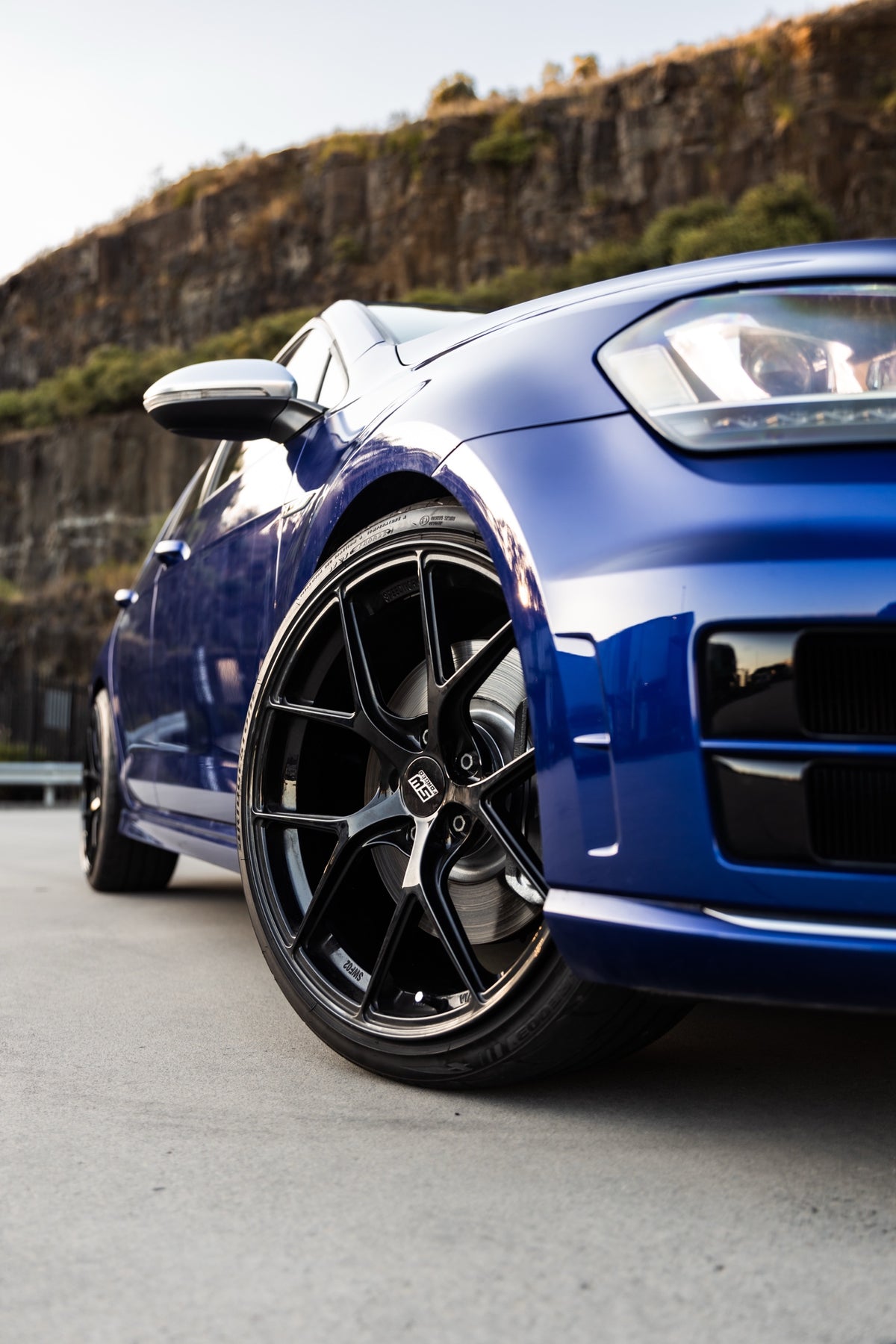 SWF02 forged wheels in Gloss Black on a blue Volkswagen Golf R Mk7, front wheel, low angle