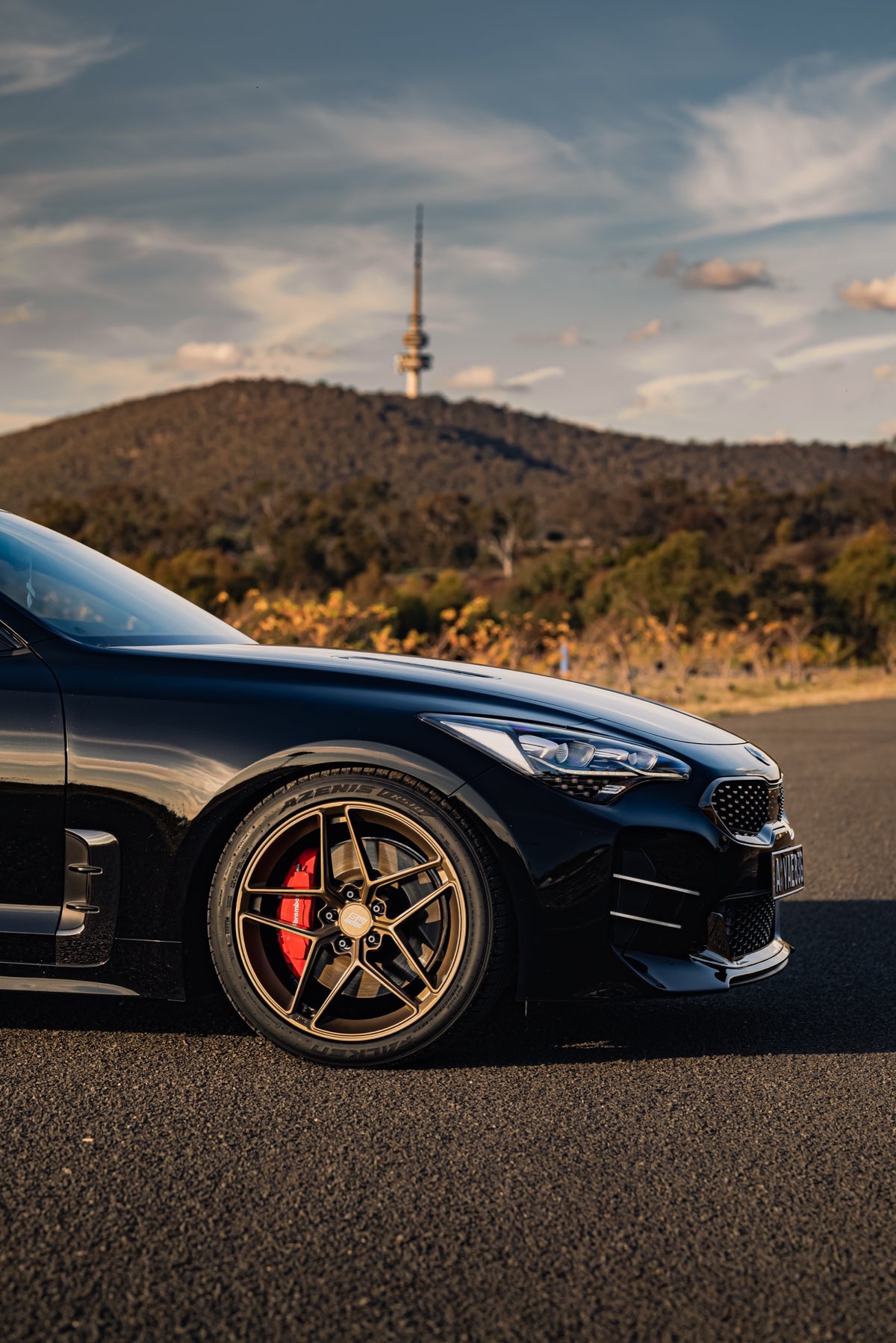 SWF04 forged wheels in Satin Bronze on a black Kia Stinger, front wheel and red Brembo caliper