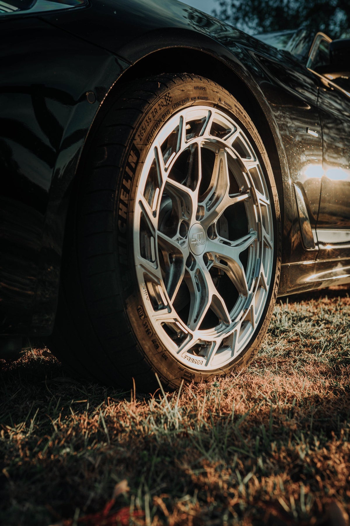 SWF18 forged wheels on a BMW 540i G30, front wheel close-up