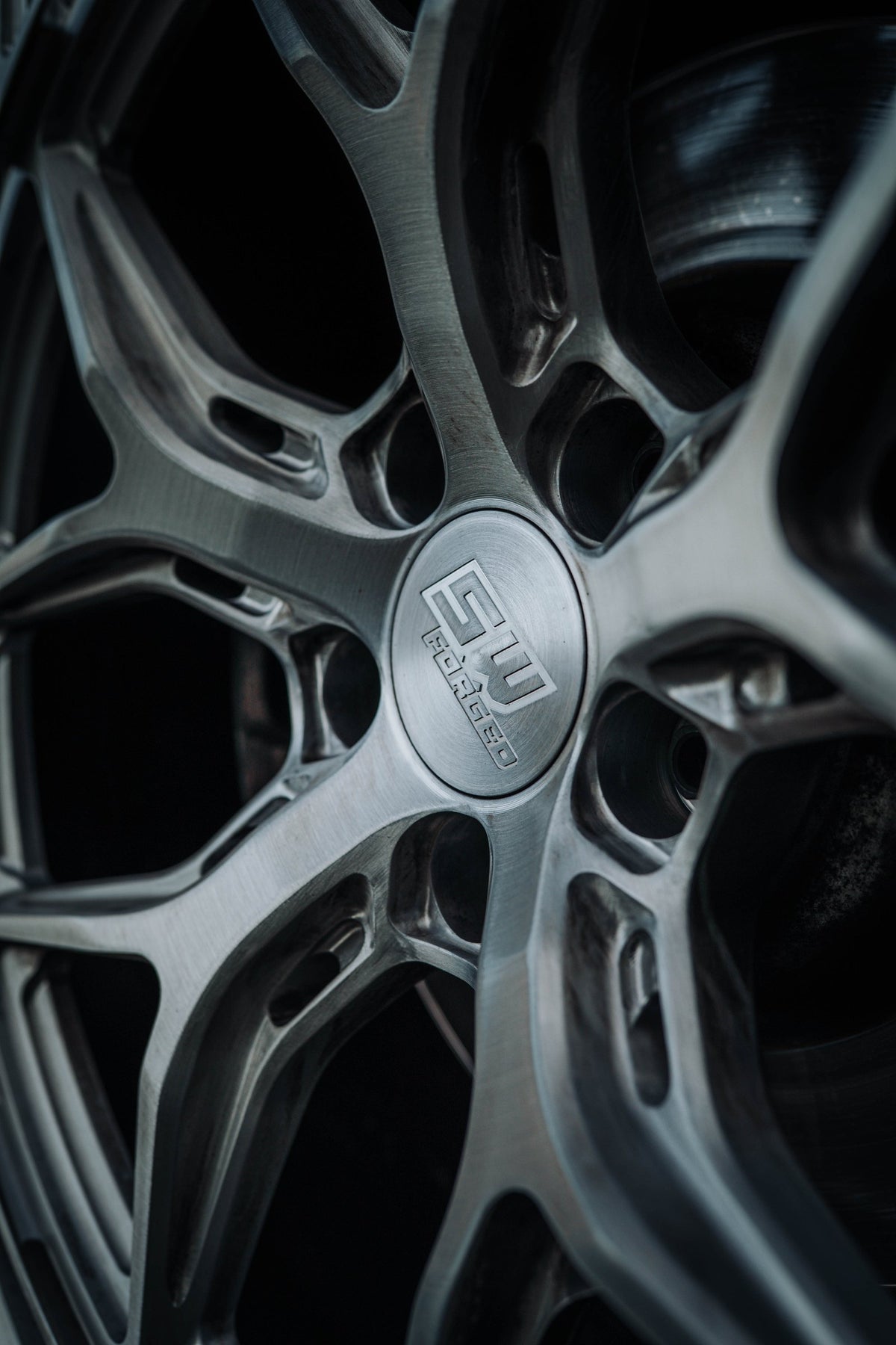 SWF18 forged wheels on a BMW 540i G30, spoke and billet cap detail