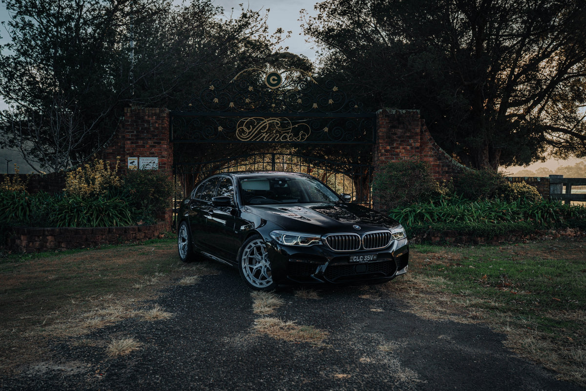 SWF18 forged wheels on a BMW 540i G30, front at the gate